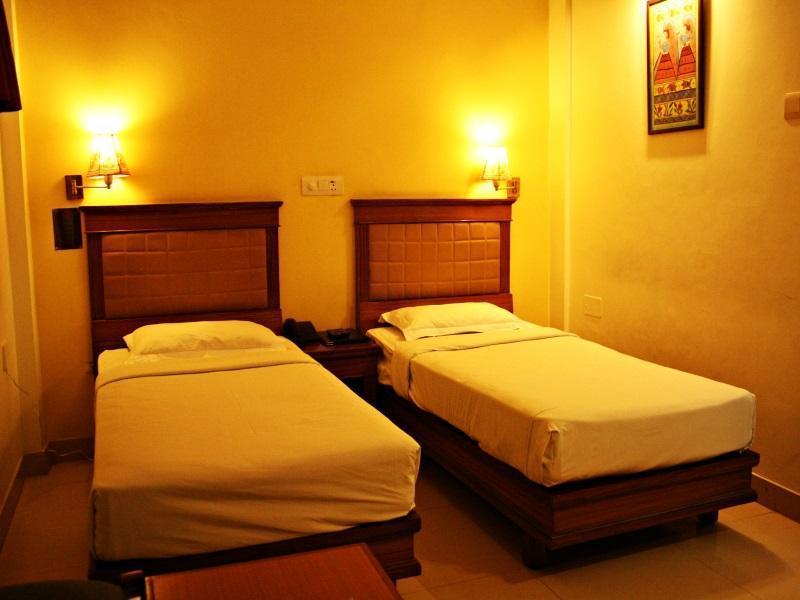 Hotel Pooja Palace New Delhi Exterior photo