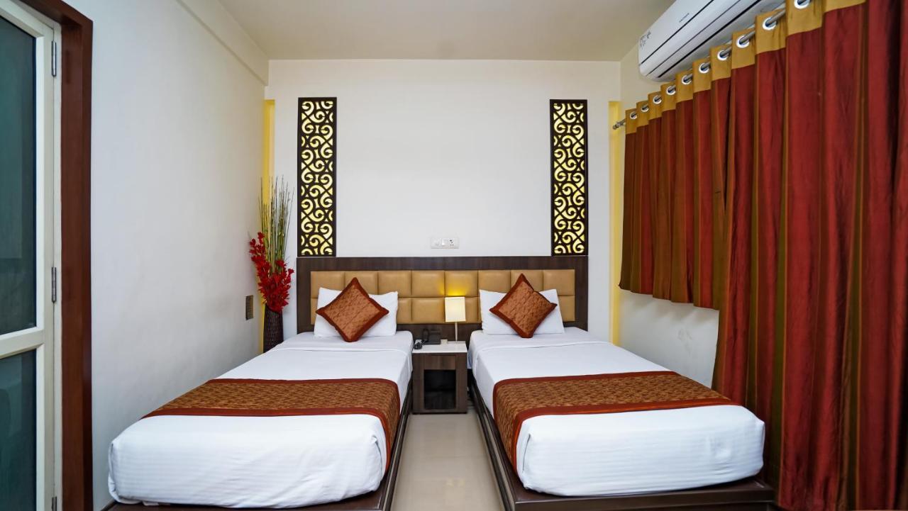 Hotel Pooja Palace New Delhi Exterior photo